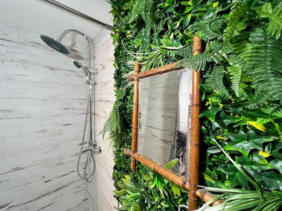 Nuit Dans La Jungle - Love Room Souppes-sur-Loing Bagian luar foto